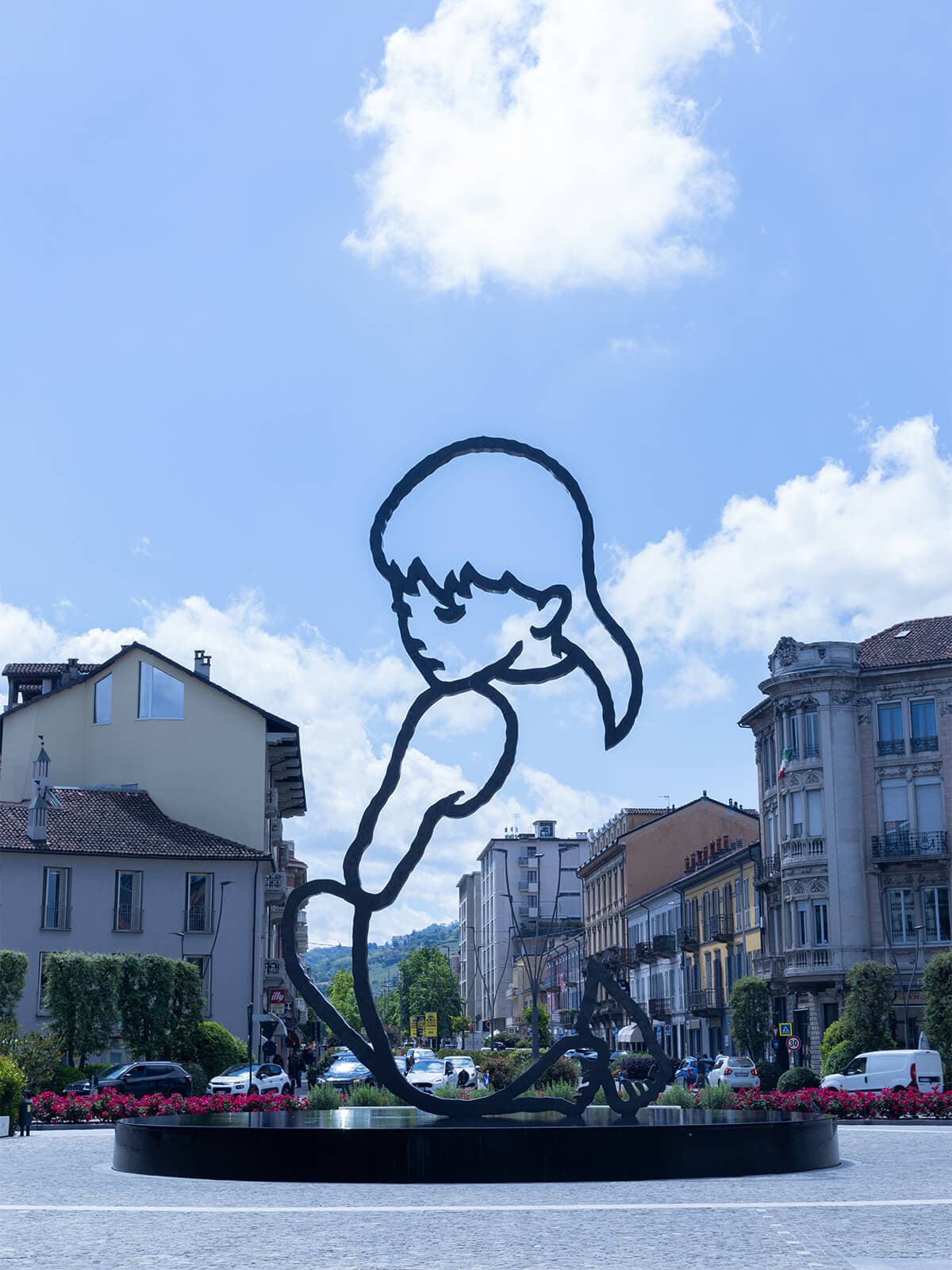 Scultura moderna di ragazza in outline nero sulla fontana a livello in Piazza Michele Ferrero ad Alba.